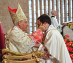 Almudi.org - El nuevo sacerdote, Diego Pérez, recibe el abrazo del Prelado del Opus Dei
