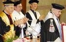 Almudi.org - El profesor Alfonso Nieto muestra el diploma que le acredita como Doctor Honoris Causa por la Universidad romana