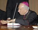 Almudi.org - Mons. Javier Echevarría firma las actas