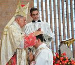 Almudi.org - El Obispo-Prelado del Opus Dei impone las manos a José Ramón Alba