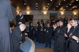 Almudi.org - El Prelado del Opus Dei recibe la bendición de sacerdotes